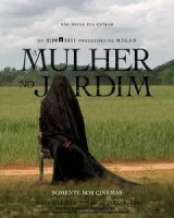 Женщина во дворе